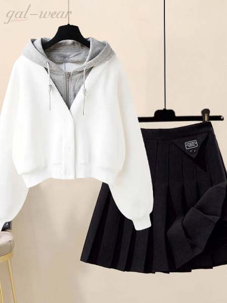 ホワイト/パーカー+ブラック/スカート