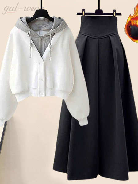 ホワイト/スウェット+ブラック/スカート
